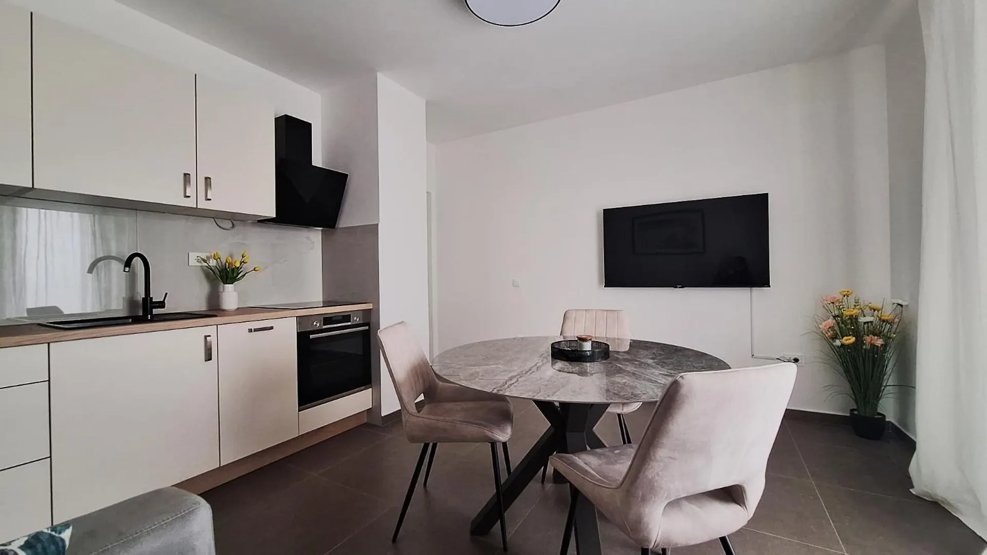 Apartment Villa Sirius Tkon